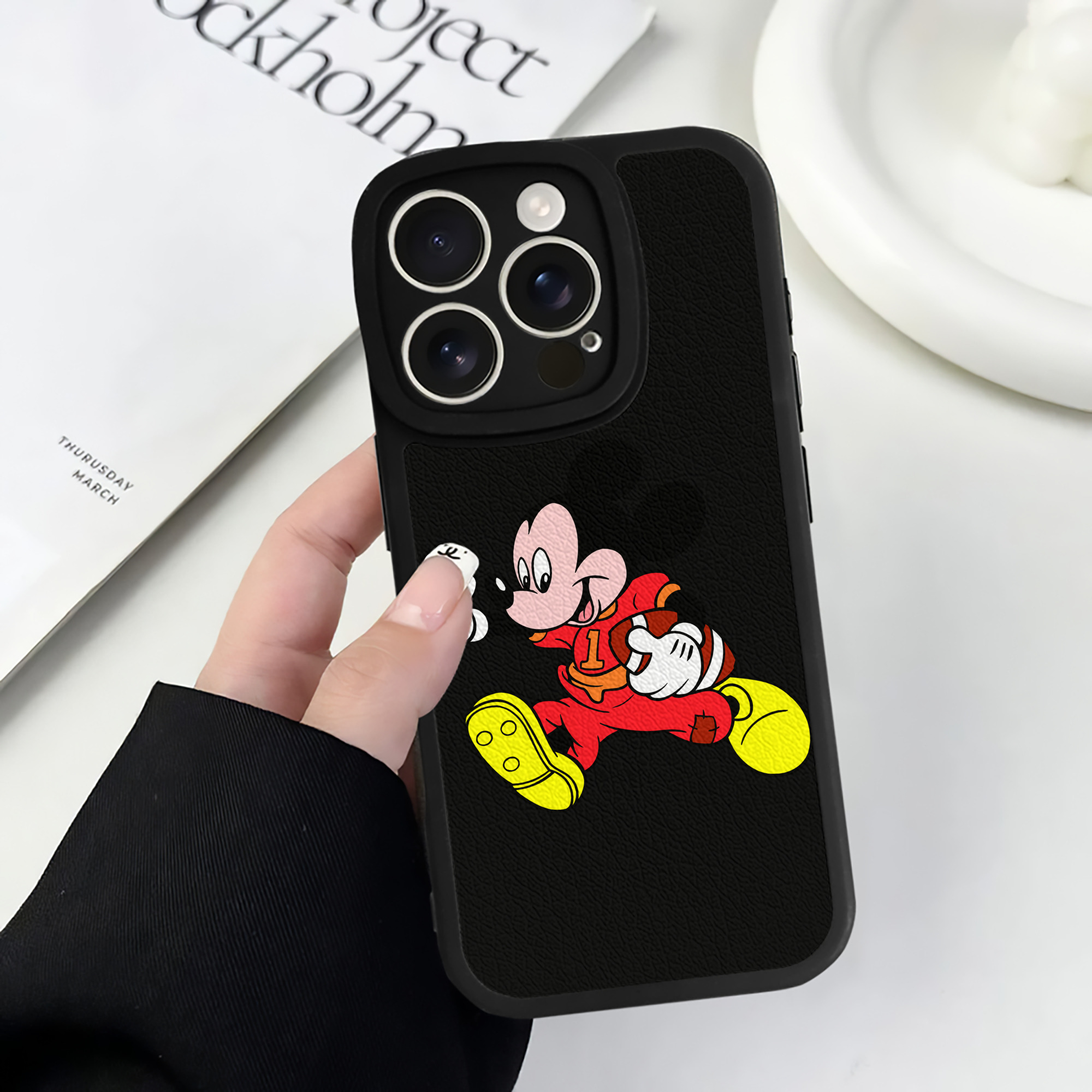（画像用） ミッキーマウス Mickey Mouse 【iPhone 16シリーズ対応】シリコンスマホケース（レザー調） 材質：シリコン